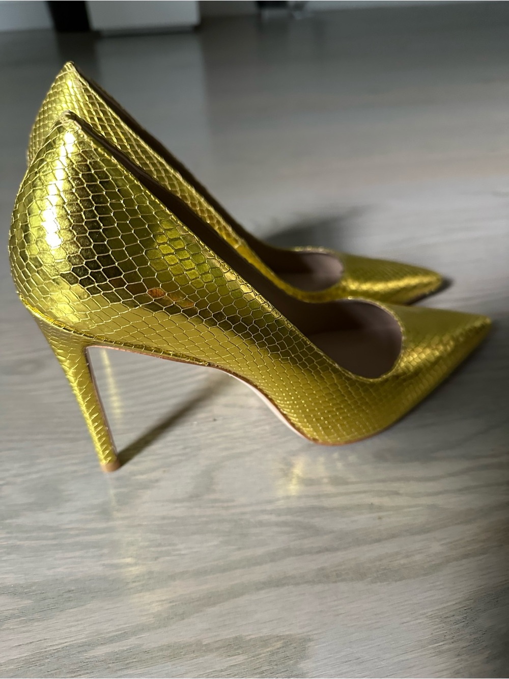 Stuart Weitzman Metallic Gold Snakeskin Pumps – Size 8.5